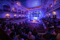 Vollbesetzter Saal,Laeiszhalle Hamburg,Blick auf die B&uuml;hne und das Publikum,stimmungsvolles Licht,Ralf Kornmann Fotografie,Eventfotografie,Veranstaltungsfotografie,Event in der Laeiszhalle