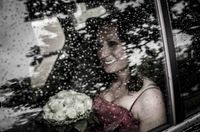 Braut im Auto bei Regen mit Brautstrauss,Blick durch nasses Fenster,Hochzeitsfotografie,Ralf Kornmann Fotografie, Wedding Photography,Wedding,emotionale, spontane Momente,