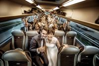 Brautpaar und Hochzeitsgesellschaft in einem Zug,Hochzeit,gl&uuml;ckliches Brautpaar,Hochzeitszug,Hochzeitsfotografie Hamburg,Ralf Kornmann Fotografie, Wedding Photography,Wedding,Brautpaar,festliche Stimmung ,Hamburg,