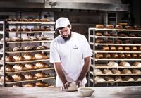 Bäcker bei der Arbeit in einer Bäckerei in Hamburg