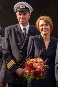 Porträt eines Kapitäns in Uniform mit einer Frau, die einen Blumenstrau&szlig; hält, bei einer Schiffstaufe in Hamburg &ndash; Traditionelle Schifffahrtsfotografie von Ralf Kornmann Fotografie